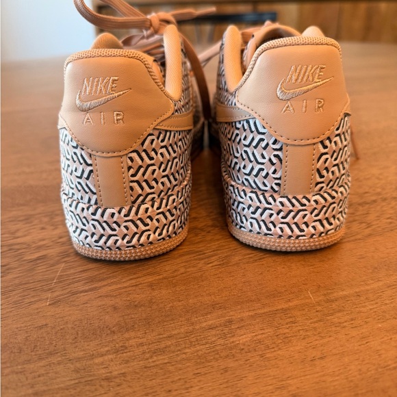 Nike Geometric Tan Sneakers- never worn - Picture 5 of 5